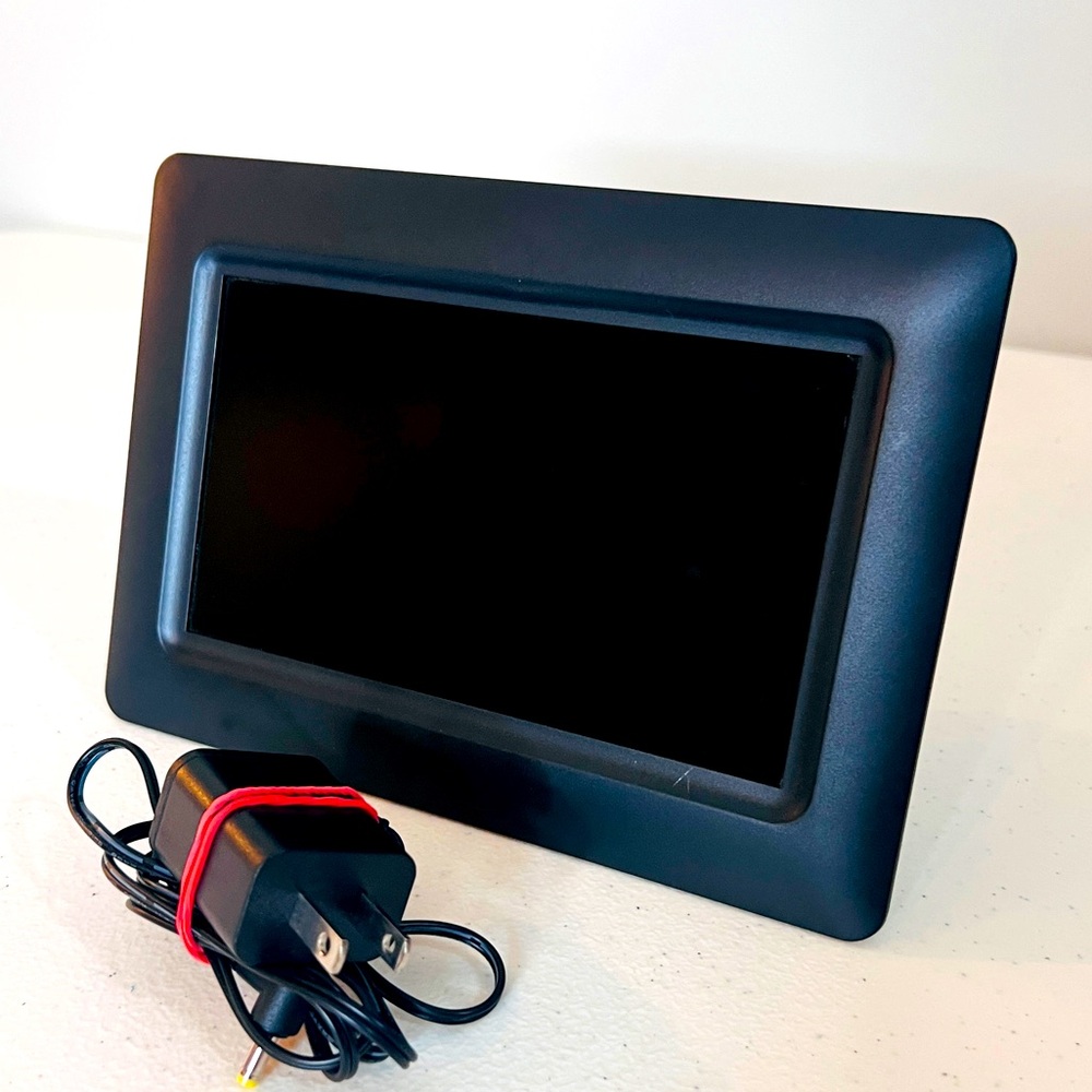 Polaroid Digital Photo Frame Hi-Resolution 800 x 480 Pixel LED Display 7"